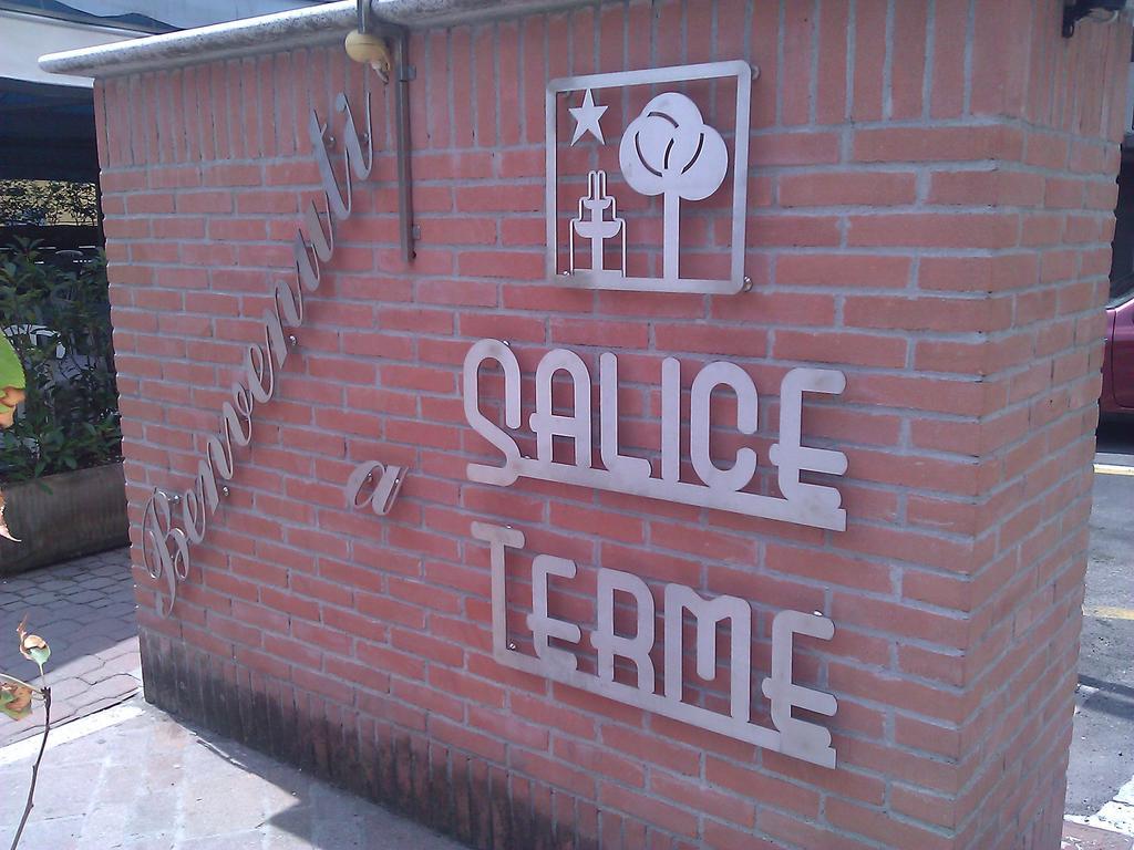 Bilocale Salice Terme Lägenhet Exteriör bild